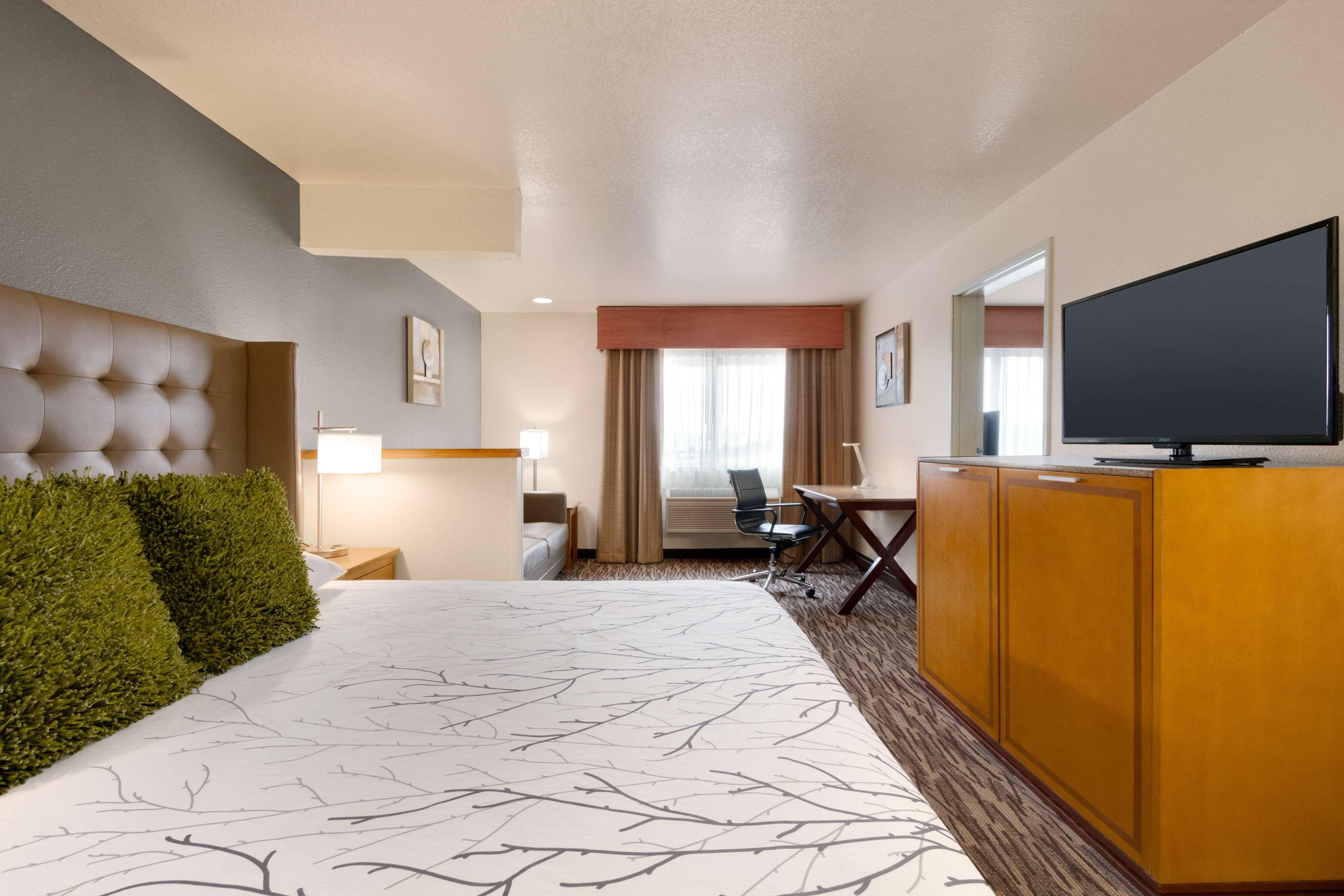 Best Western Plus Peppertree Airport Inn Эруэй-Хайтс Экстерьер фото