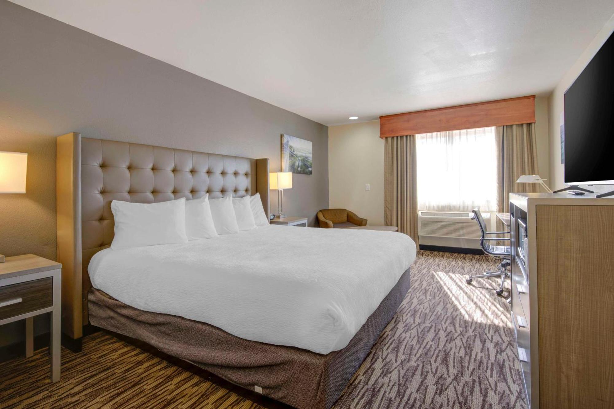 Best Western Plus Peppertree Airport Inn Эруэй-Хайтс Экстерьер фото